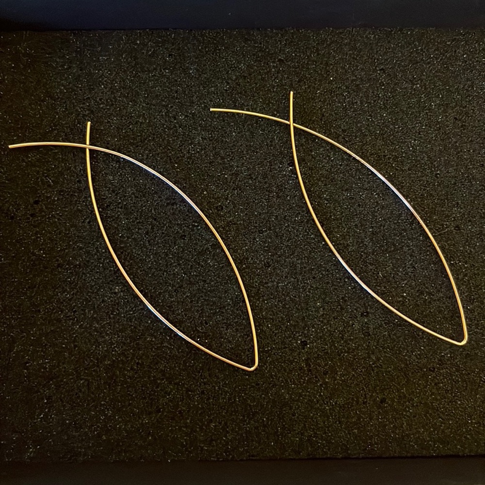 Gorgeous, never used Jewelmint hoop earrings in original box.